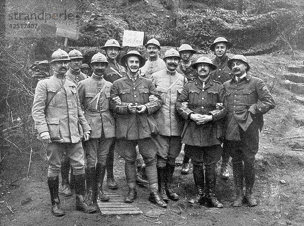 Französische und englische Offiziere am Berg Kemmel bei Ypern  Belgien  April 1918. Künstler: Unbekannt