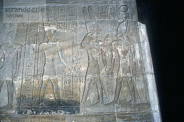 Relief von Alexander dem Großen vor Amun-Ra  Tempel des Amun Mut & Khons  Luxor  Ägypten. Künstler: Unbekannt