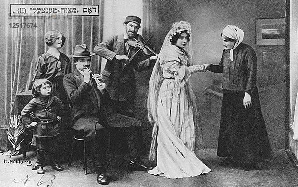 Der Hochzeitsmizwa-Tanz  1910. Künstler: Unbekannt