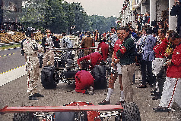 Graham Hill sieht Mechanikern bei der Arbeit an einem Auto zu  Großer Preis von Frankreich  Rouen  1968. Künstler: Unbekannt