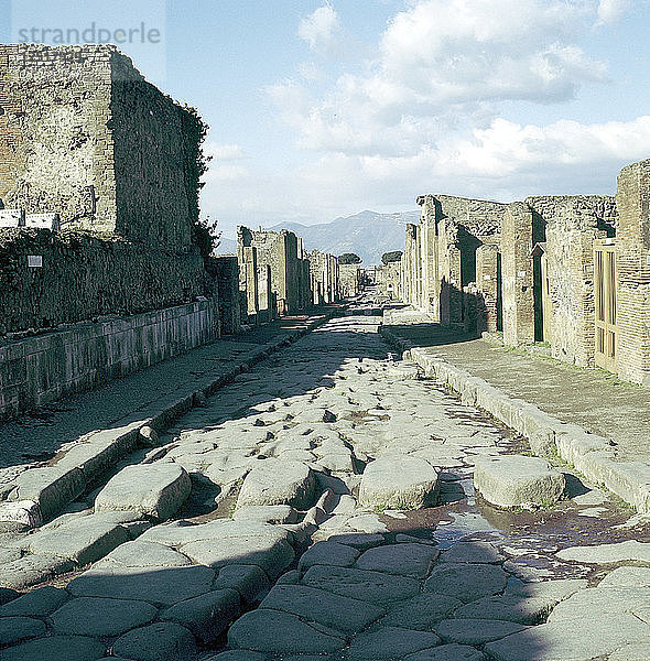 Eine Straße in der römischen Stadt Pompeji  Italien. Künstler: Unbekannt