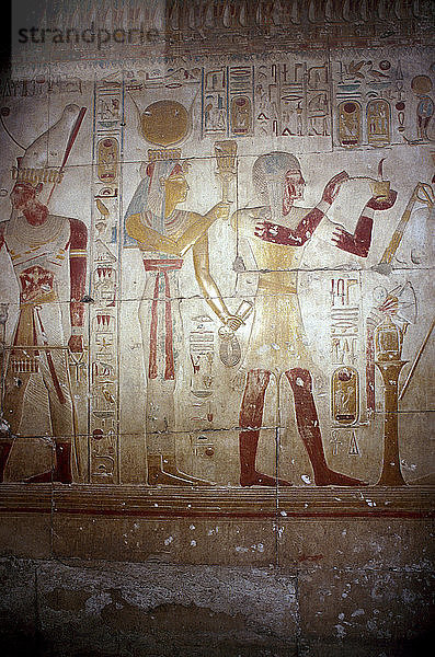 Bemaltes Relief von Sethos und Isis-Hathor  Tempel von Sethos I.  Abydos  Ägypten  19. Dynastie  um 1280 v. Chr. Künstler: Unbekannt