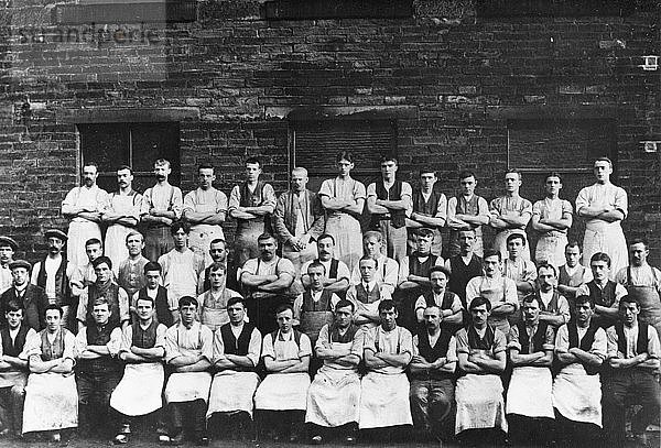 Männliche Arbeiter in Mackintoshs Toffeefabrik  Halifax  West Yorkshire  1912. Künstler: Unbekannt
