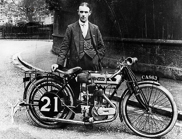 Billy Jones mit einem AJS-Motorrad  1914. Künstler: Unbekannt