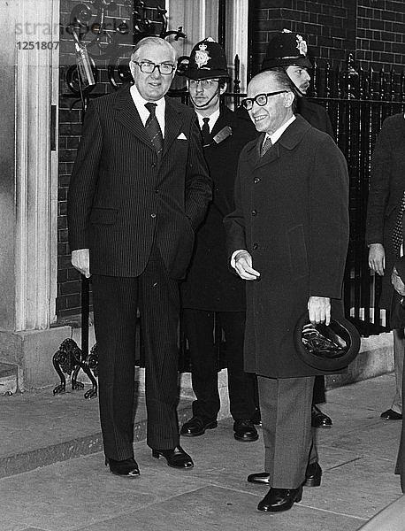 Menachem Begin und James Callaghan in der Downing Street  . Künstler: Sidney Harris