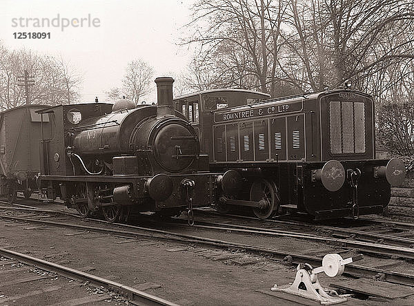 Diesellokomotive neben der Rowntree-Dampflokomotive  York  Yorkshire  1958. Künstler: Unbekannt