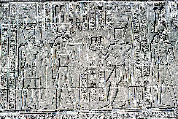 Relief des Pharaos vor Knum  Tempel des Khnum  ptolemäische und römische Periode. Künstler: Unbekannt