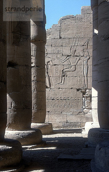 Blick auf das Relief von Ramses II. vor Amun und Mut  Tempel von Ramses II  Luxor  Ägypten. Künstler: Unbekannt