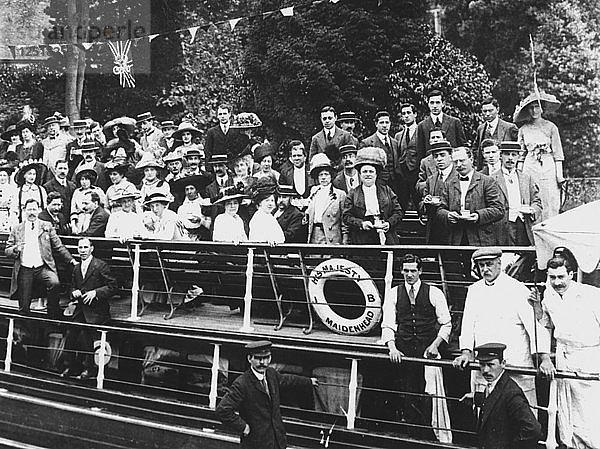 Ausflug der Mitarbeiter der Jewish Free School auf der Themse  um 1910. Künstler: Unbekannt