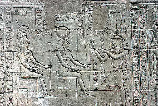Relief des Pharaos vor Sekhmet  Tempel des Khnum  ptolemäische und römische Periode. Künstler: Unbekannt