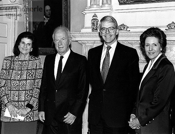 Yitzhak Rabin (1922-1995)  israelischer Premierminister  mit John Major (1943- )  britischer Premierminister  1992. Künstler: Sidney Harris