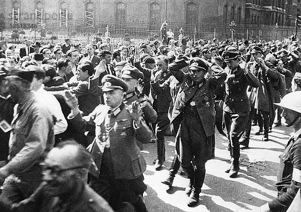 Deutsche Offiziere bei der Kapitulation  Rue de Rivoli  Paris  August 1944. Künstler: Pierre Mandé