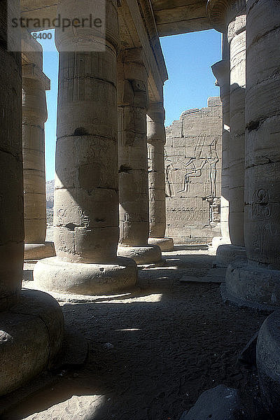 Blick auf das Relief von Ramses II. vor Amun und Mut  Tempel von Ramses II  Luxor  Ägypten. Künstler: Unbekannt