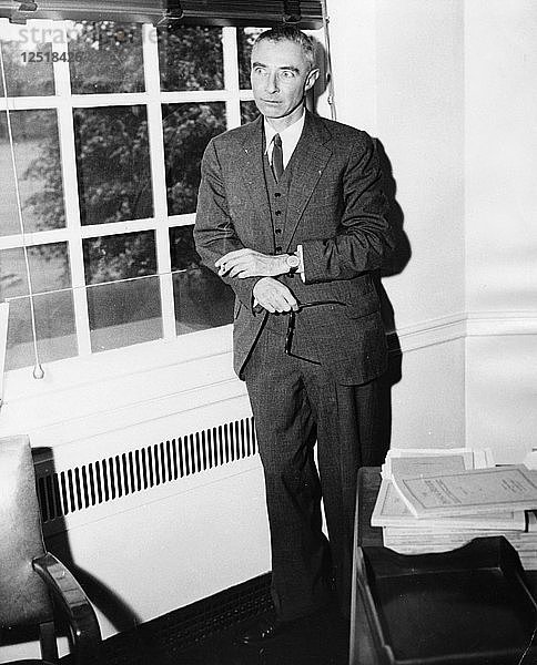 J. Robert Oppenheimer (1904-1967)  amerikanischer Physiker. Künstler: Unbekannt