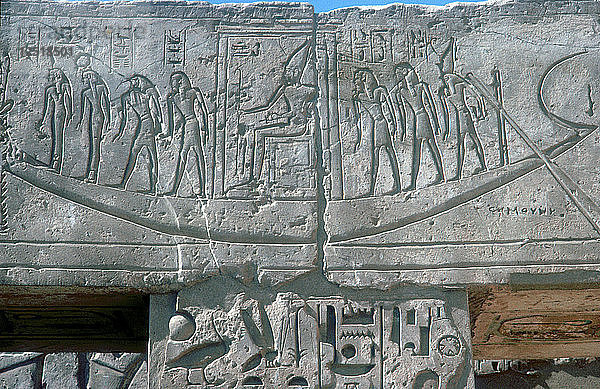 Relief des Sonnenbootes  das Ra trägt  Totentempel  Medinat Habu  Luxor  Ägypten  ca. 12. Jahrhundert v. Chr. Künstler: Unbekannt