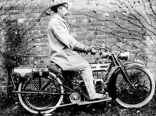 Mann auf einem Douglas 350cc-Motorrad von 1913  (um 1913?). Künstler: Unbekannt