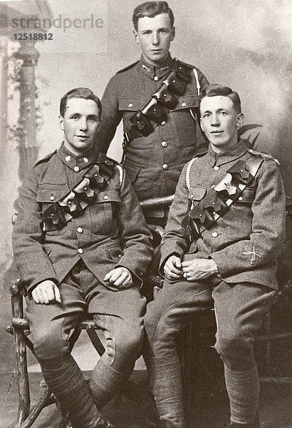 Studioaufnahme der Brüder Walford (Rowntree-Angestellte) in Armeeuniform  1916. Künstler: Unbekannt