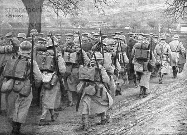 Französische Infanterie  die eine Reihe von Gefangenen passiert  Plessis-de-Roye  Picardie  Frankreich  30. März 1918. Künstler: Unbekannt