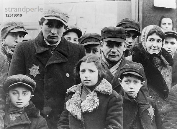 Juden mit Davidstern-Abzeichen  Ghetto Lodz  Polen  1940-1944. Künstler: Unbekannt