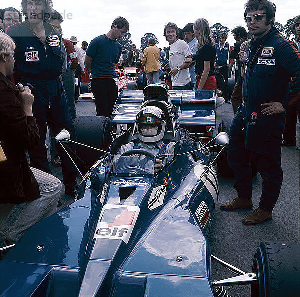 Jackie Stewart am Steuer eines Rennwagens  der für Tyrrell fährt  ca. 1971-c1973. Künstler: Unbekannt