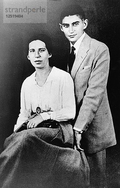 Franz Kafka (1883-1924)  tschechischer Schriftsteller  mit Felice Bauer während ihrer zweiten Verlobung  1917. Künstler: Unbekannt