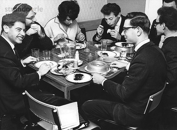Schüler beim Mittagessen  Hillel House Schule  London  15. Oktober 1964. Künstler: Unbekannt