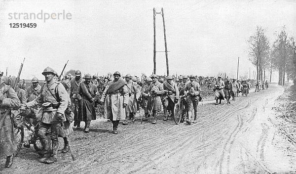 Französisches Infanterieregiment bei der Rückkehr von der Front  30. März 1918. Künstler: Unbekannt