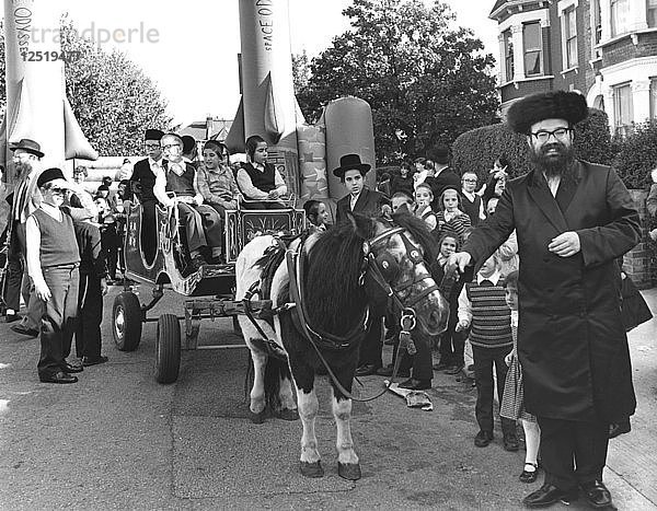 Chassidisches Straßenfest  Paget Road  London  Oktober 1989. Künstler: Sidney Harris