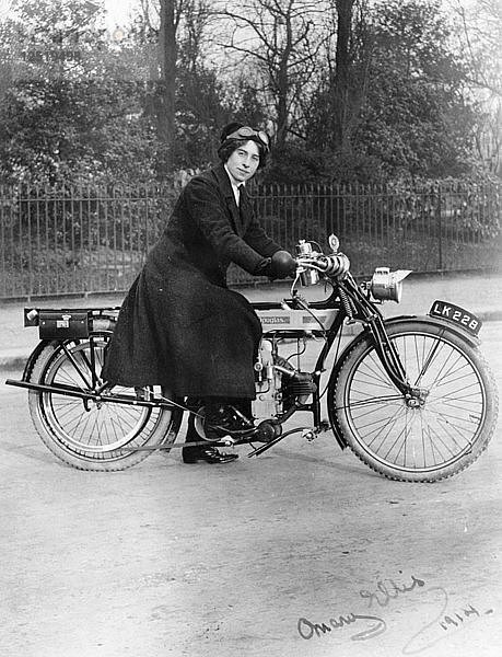 Eine Frau auf einem Douglas-Motorrad  1914. Künstler: Unbekannt