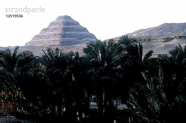 Stufenpyramide des Königs Djoser hinter der Nil-Ebene  Saqqara  Ägypten  3. Dynastie  ca. 2600 v. Chr. Künstler: Imhotep