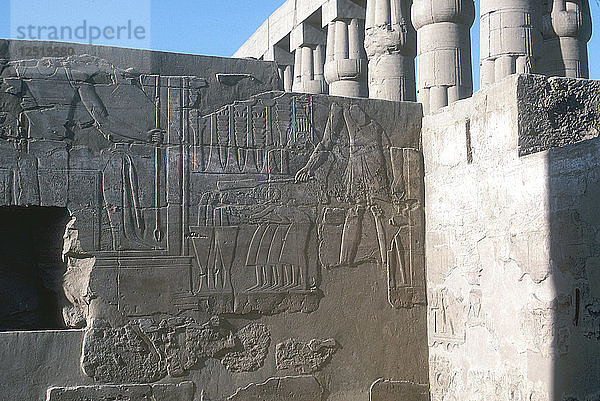 Relief des Pharaos  der seine Feinde erschlägt  Tempel für Amun  Mut und Khons  Luxor  Ägypten. Künstler: Unbekannt