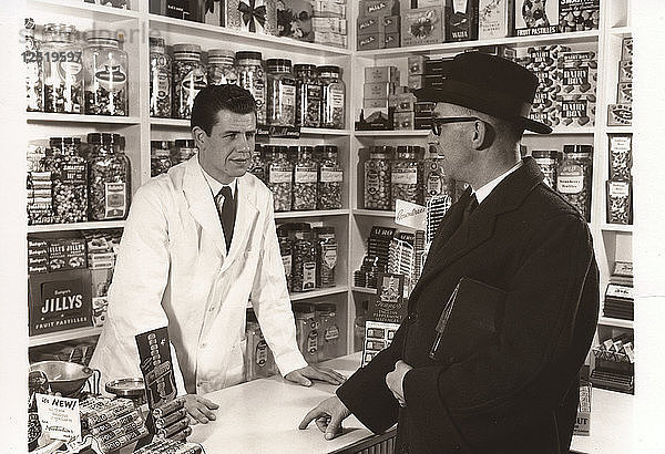 Ein Verkäufer im Gespräch mit einem Ladenbesitzer  1956. Künstler: Unbekannt
