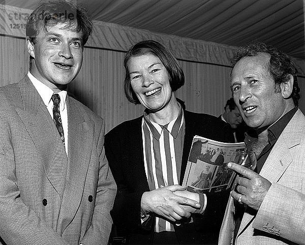 Glenda Jackson (1936- )  britische Politikerin und Schauspielerin  mit Harry Enfield  britischer Komödiant  1991. Künstler: Sidney Harris
