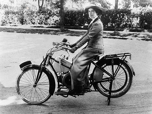 Eine Frau auf einem Douglas-Motorrad  (um 1913?). Künstler: Unbekannt