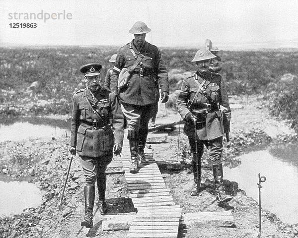 König Georg V. und der kanadische General Currie besichtigen die eroberten Gebiete bei Vimy und Messines  1917. Künstler: Unbekannt