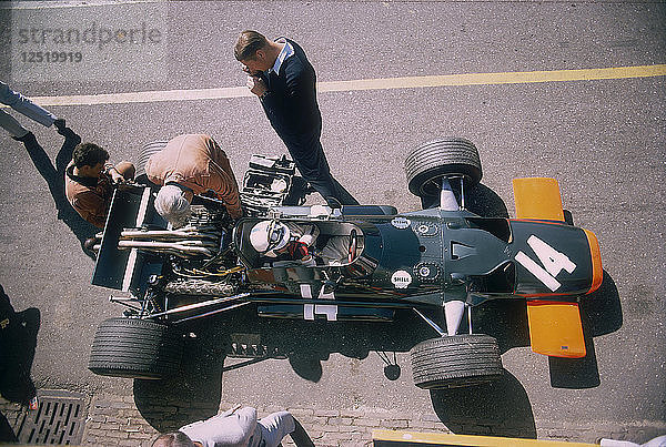 John Surtees in seinem BRM beim Großen Preis von Großbritannien  Silverstone  Northamptonshire  1969. Künstler: Unbekannt