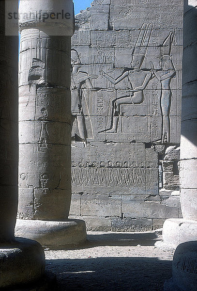 Relief von Ramses II. vor Amun und Mut  Das Ramesseum  Tempel von Ramses II.  Luxor  Ägypten. Künstler: Unbekannt