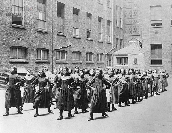 Mädchen  die an der Jewish Free School trainieren  1900-1910. Künstler: Unbekannt
