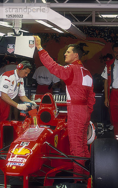 Michael Schumacher mit Ferrari  Großer Preis von Großbritannien  Silverstone  Northamptonshire  1997. Künstler: Unbekannt
