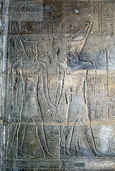 Relief von Alexander dem Großen  der von Amun-Ra gesegnet wird  Tempel des Amun Mut & Khons  Luxor. Künstler: Unbekannt