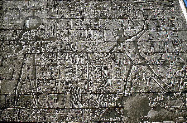 Ramses III. erschlägt seine Feinde vor Amun-Ra  Totentempel  Medinat Habu  Ägypten  12. Jh. v. Chr. Künstler: Unbekannt