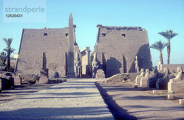 Dem Amun Mut und Khons (Khonsu) geweihter Tempel  Luxor  Ägypten. Künstler: Unbekannt