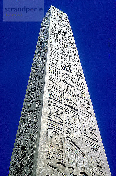 Obelisk von Ramses II.  Tempel des Amun Mut & Khons  Luxor  Ägypten  ca. 13. Jahrhundert v. Chr. Künstler: Unbekannt