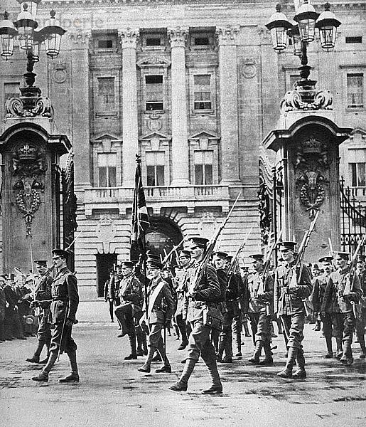 Der Prinz von Wales bei den Grenadier Guards  London  August 1914. Künstler: Unbekannt