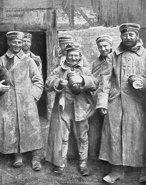 Deutsche Kriegsgefangene mit ihrer Brotration  1915. Künstler: Unbekannt