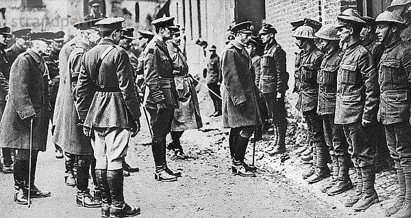 König Georg V. mit dem 7. Bataillon der Sherwood Foresters  Erster Weltkrieg  März 1918. Künstler: Unbekannt