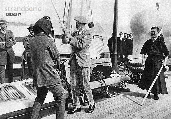 Der Prinz von Wales testet einen japanischen Fechthelm  Japan  1922. Künstler: Unbekannt