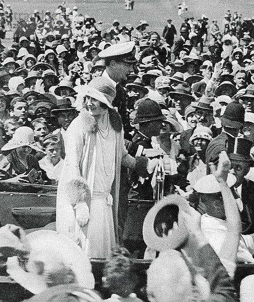 Der Herzog und die Herzogin werden von der Menge in Auckland bedrängt  1927  (1937). Künstler: Unbekannt