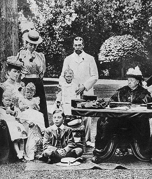Königin Victoria und ihre Familie in Osborne House  Ende des 19. Jahrhunderts. Künstler: Unbekannt