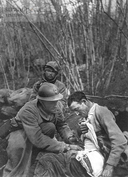 Ein französischer Soldat behandelt seine Wunden  Erster Weltkrieg  Frankreich  1916. Künstler: Unbekannt